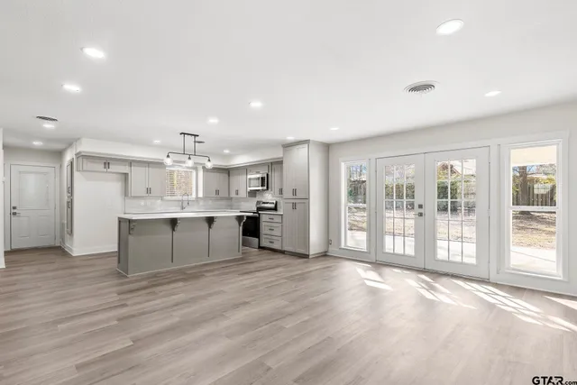 $325,000 | 1106 South Williams Avenue, Mount Pleasant, TX 75455