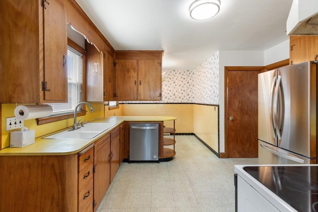 36 Ripley Road Medford, MA 02155 - Photo 9 of 35
