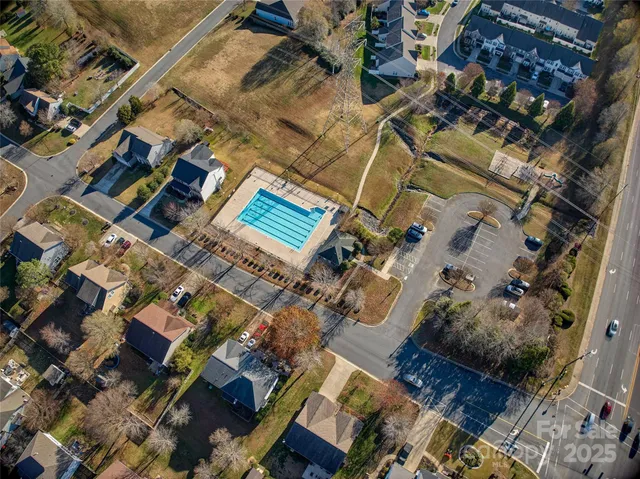 $439,900 | 502 Gillcreek Court, Lake Wylie, SC 29710