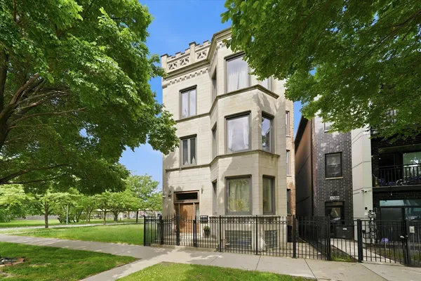 $689,000 | 4507 South Prairie Avenue, Chicago, IL 60653