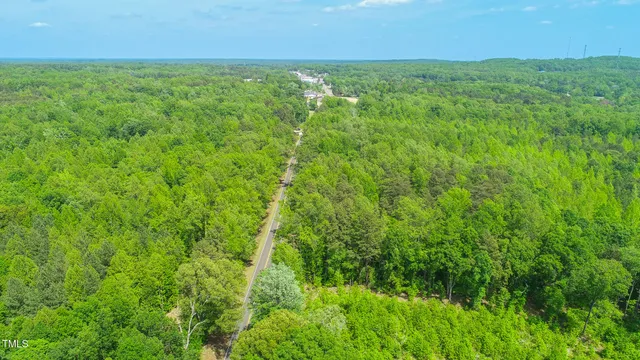 a view of yard with grass