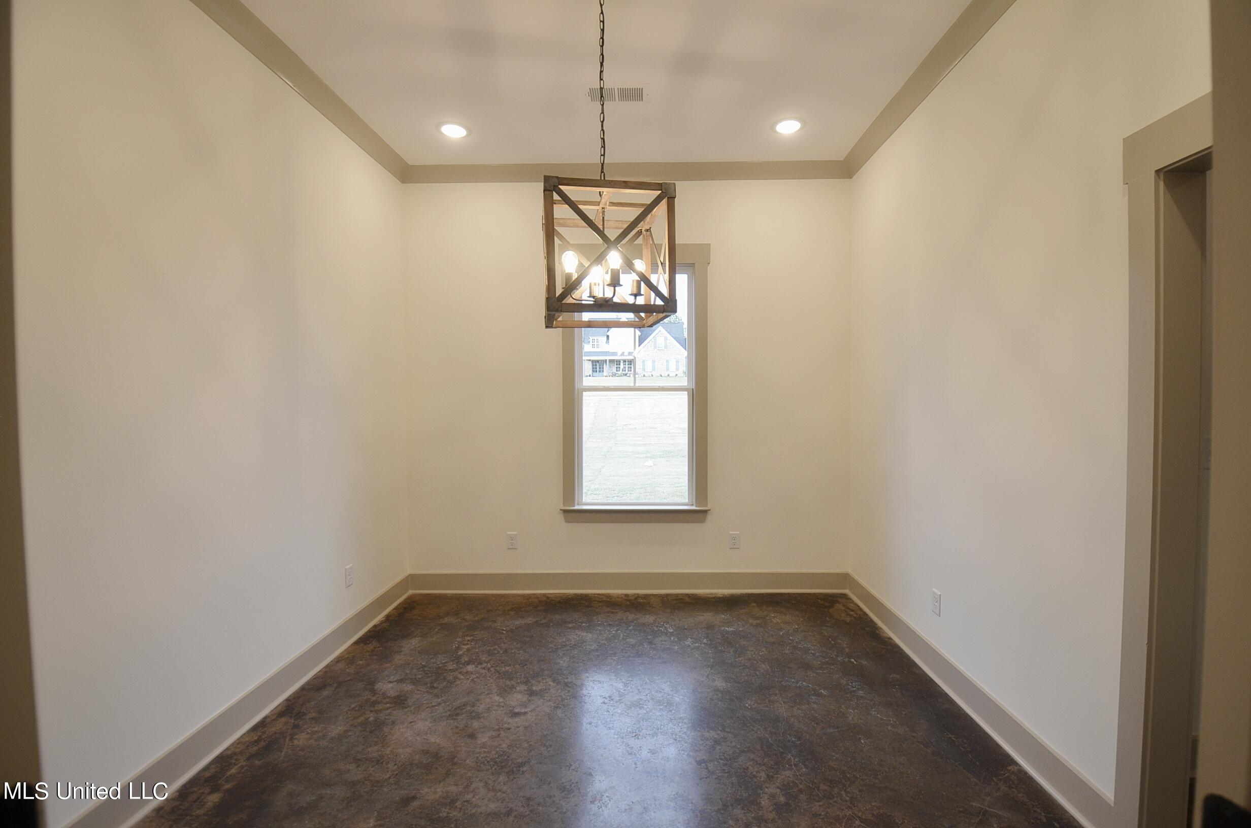14561 Hidden Loop Byhalia, MS 38611 - Photo 3 of 26 Dining room1