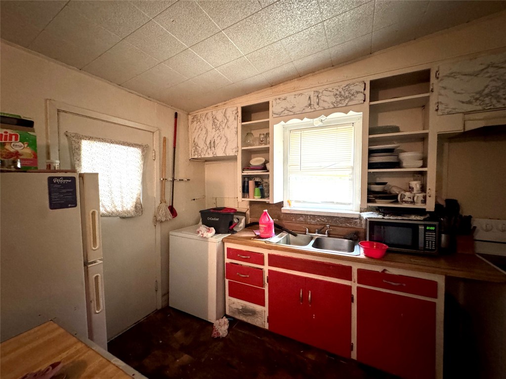 1007 North 17th Street Temple, TX 76501 - Photo 4 of 11 a room with furniture and window