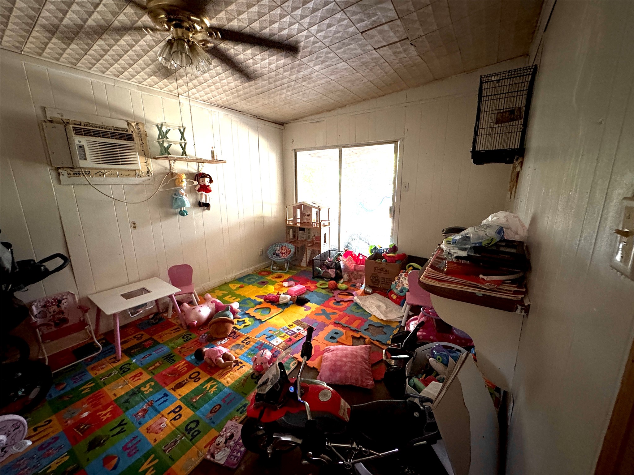 1007 North 17th Street Temple, TX 76501 - Photo 6 of 11 a room with toys and flat screen tv