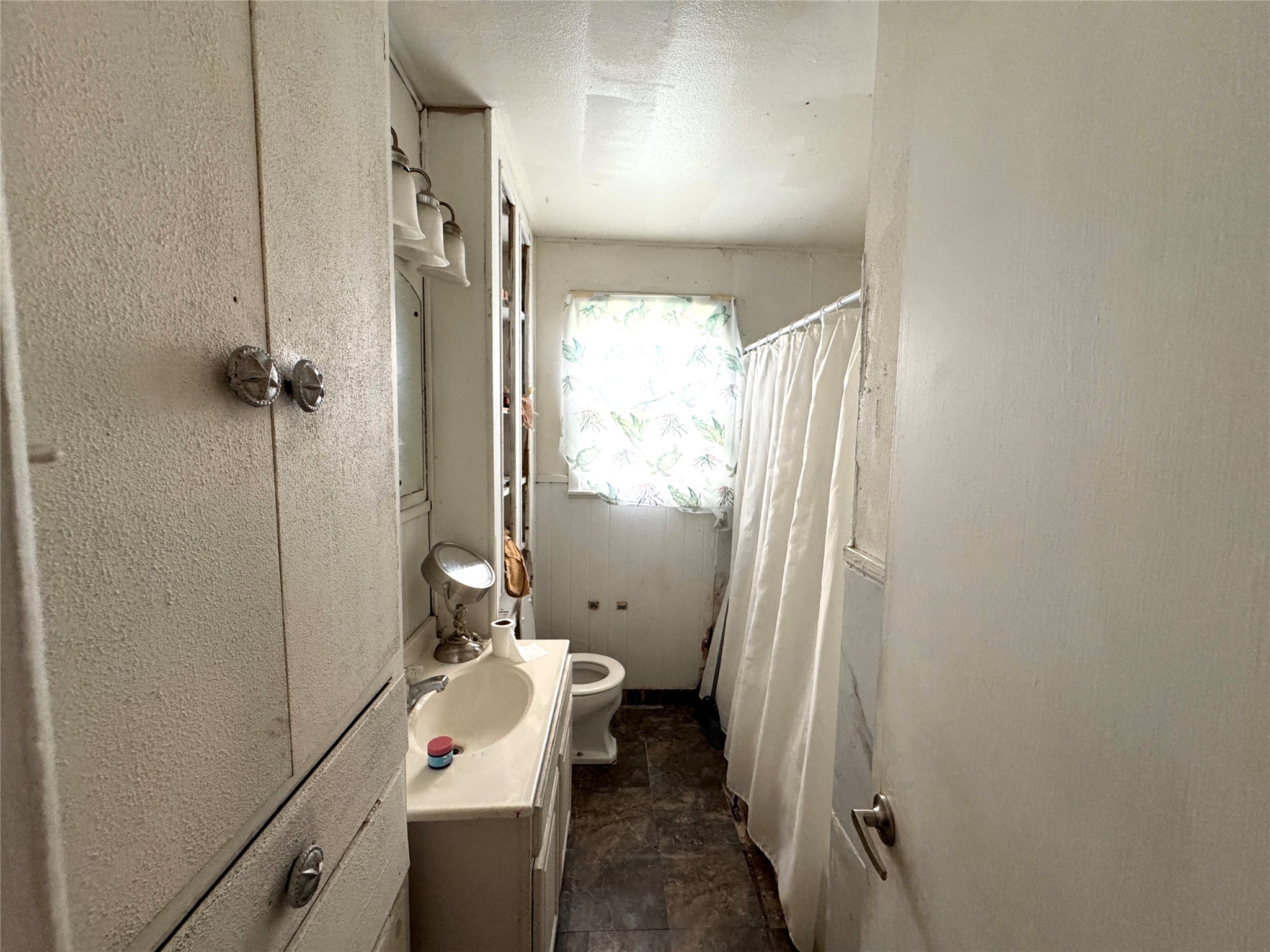 1007 North 17th Street Temple, TX 76501 - Photo 8 of 11 a bathroom with a sink toilet and shower
