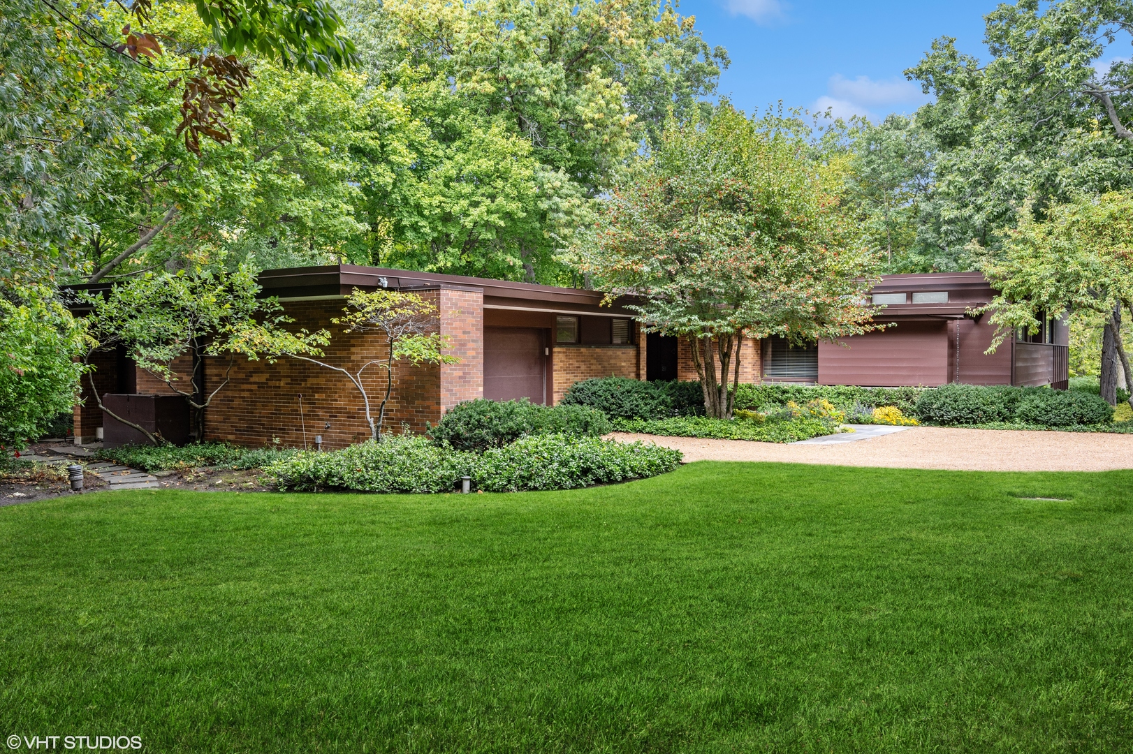 195 Franklin Road Glencoe, IL 60022 - Photo 1 of 33 a front view of a house with a yard