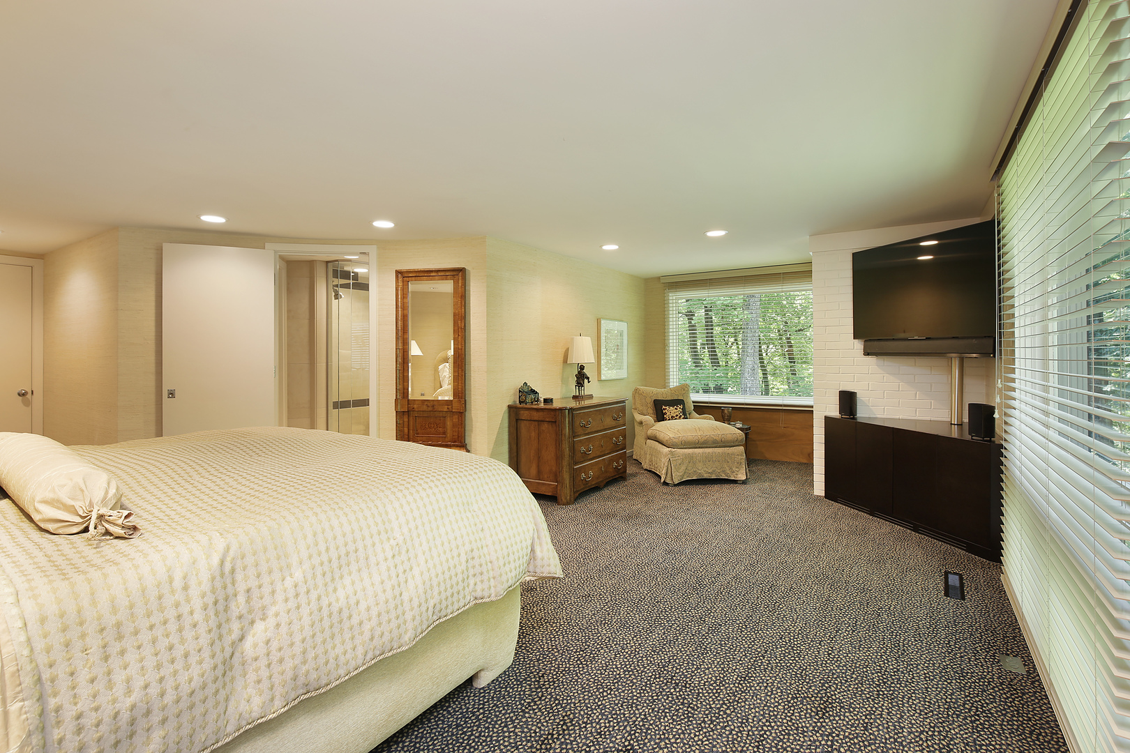 195 Franklin Road Glencoe, IL 60022 - Photo 16 of 33 a spacious bedroom with bed and a flat screen tv