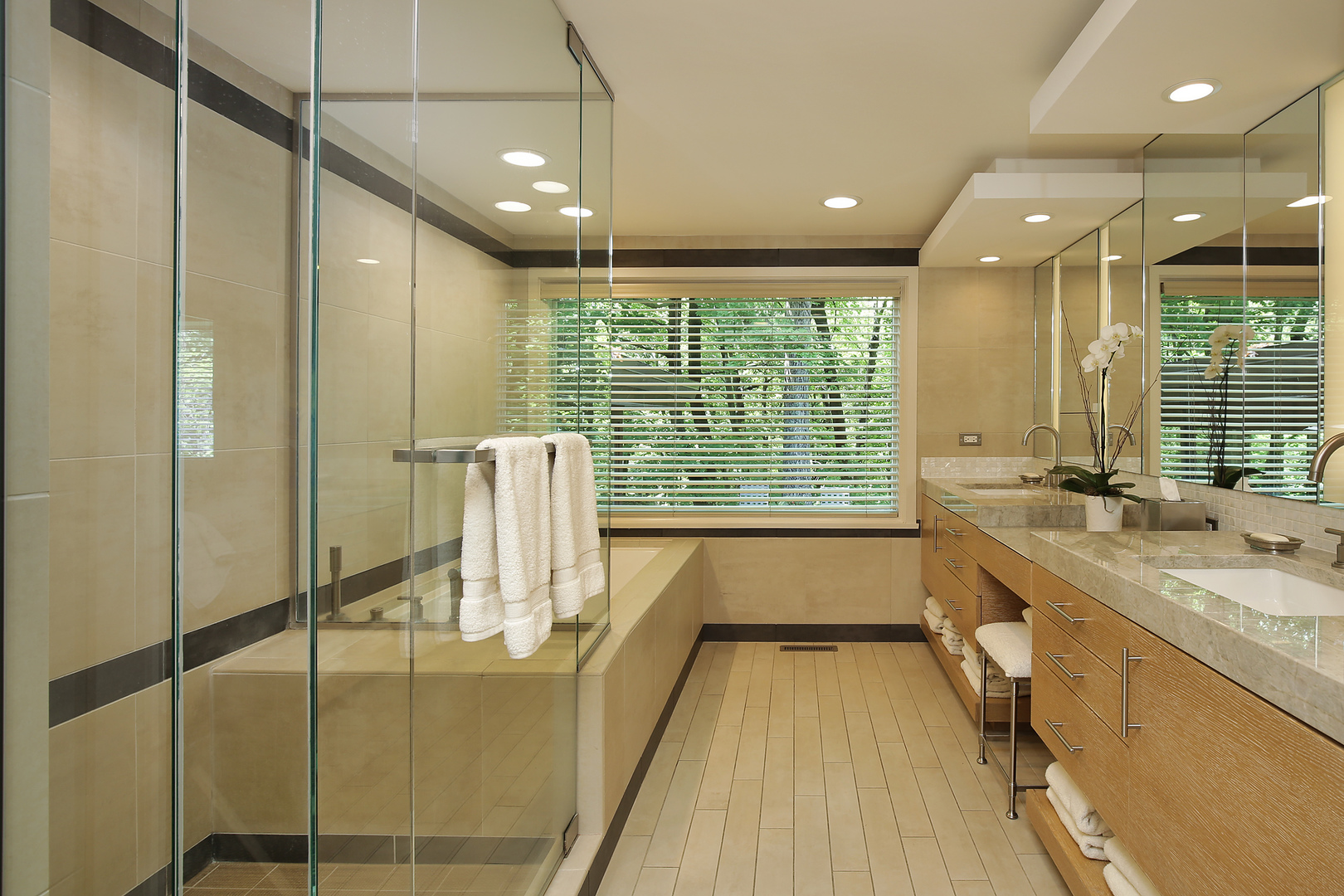 195 Franklin Road Glencoe, IL 60022 - Photo 17 of 33 a bathroom with a tub sink and mirror