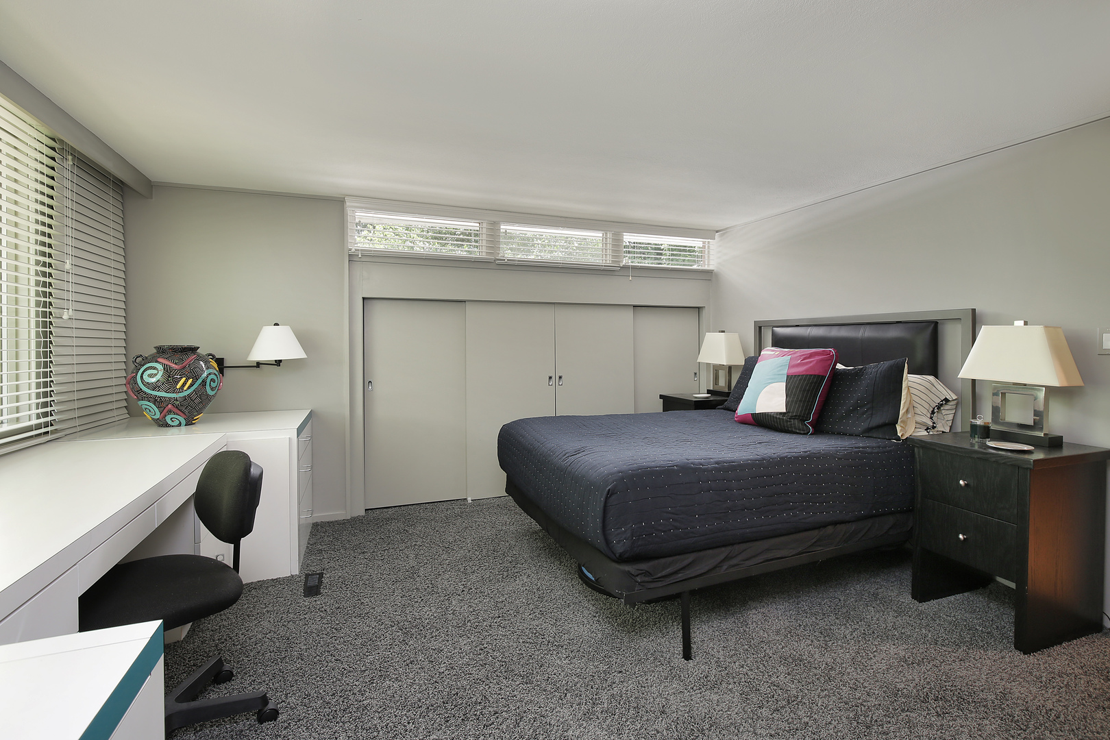 195 Franklin Road Glencoe, IL 60022 - Photo 18 of 33 a bedroom with a bed and a lamp on dresser