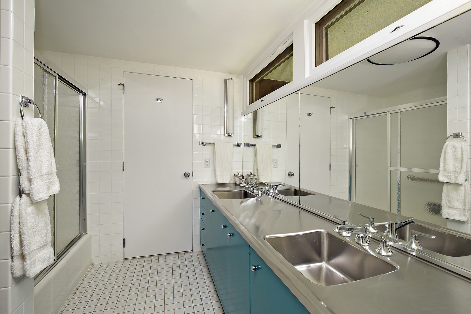195 Franklin Road Glencoe, IL 60022 - Photo 20 of 33 a bathroom with a sink and a mirror