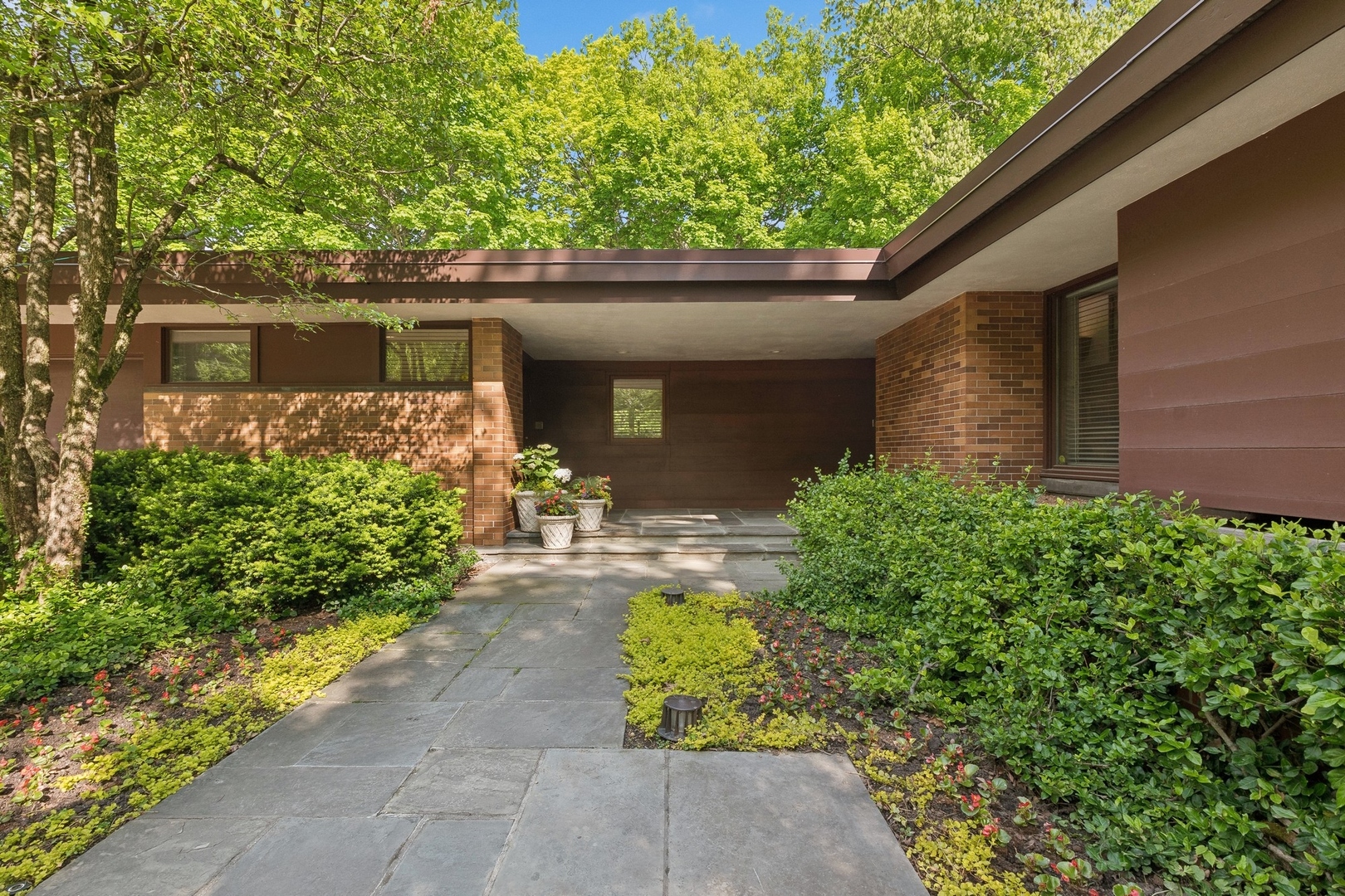 195 Franklin Road Glencoe, IL 60022 - Photo 2 of 33 a front view of a house with garden