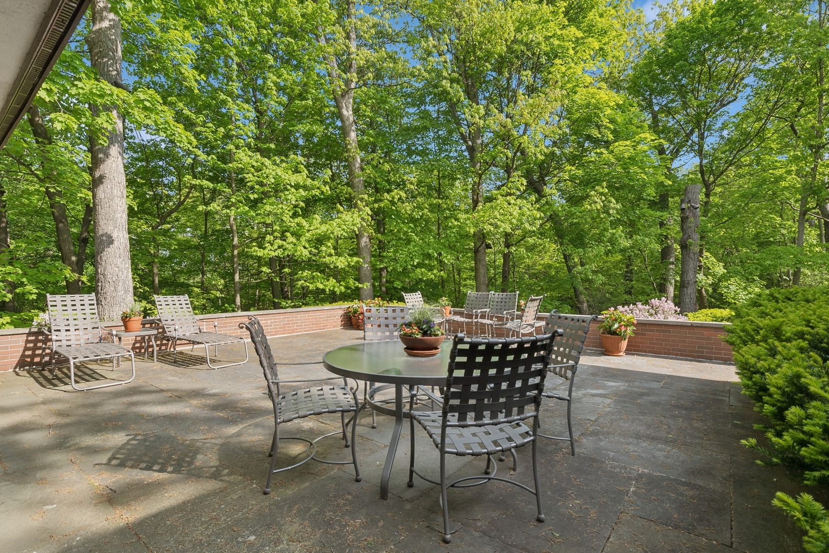 195 Franklin Road Glencoe, IL 60022 - Photo 27 of 33 a backyard of a house with table and chairs