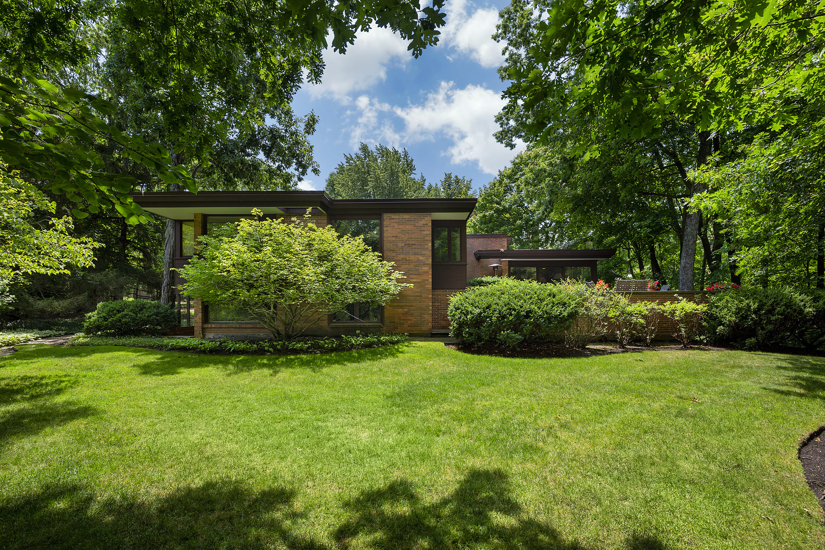 195 Franklin Road Glencoe, IL 60022 - Photo 3 of 33 a view of a backyard with potted plants and large trees