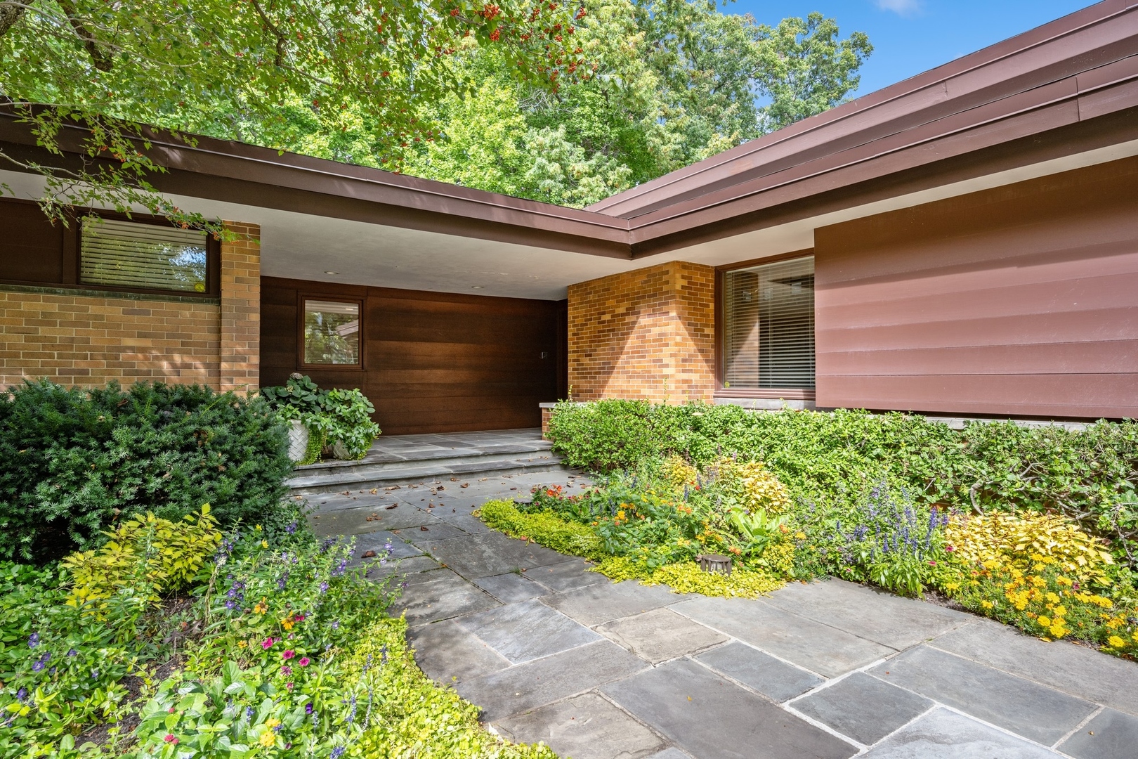 195 Franklin Road Glencoe, IL 60022 - Photo 5 of 33 a front view of a house with garden