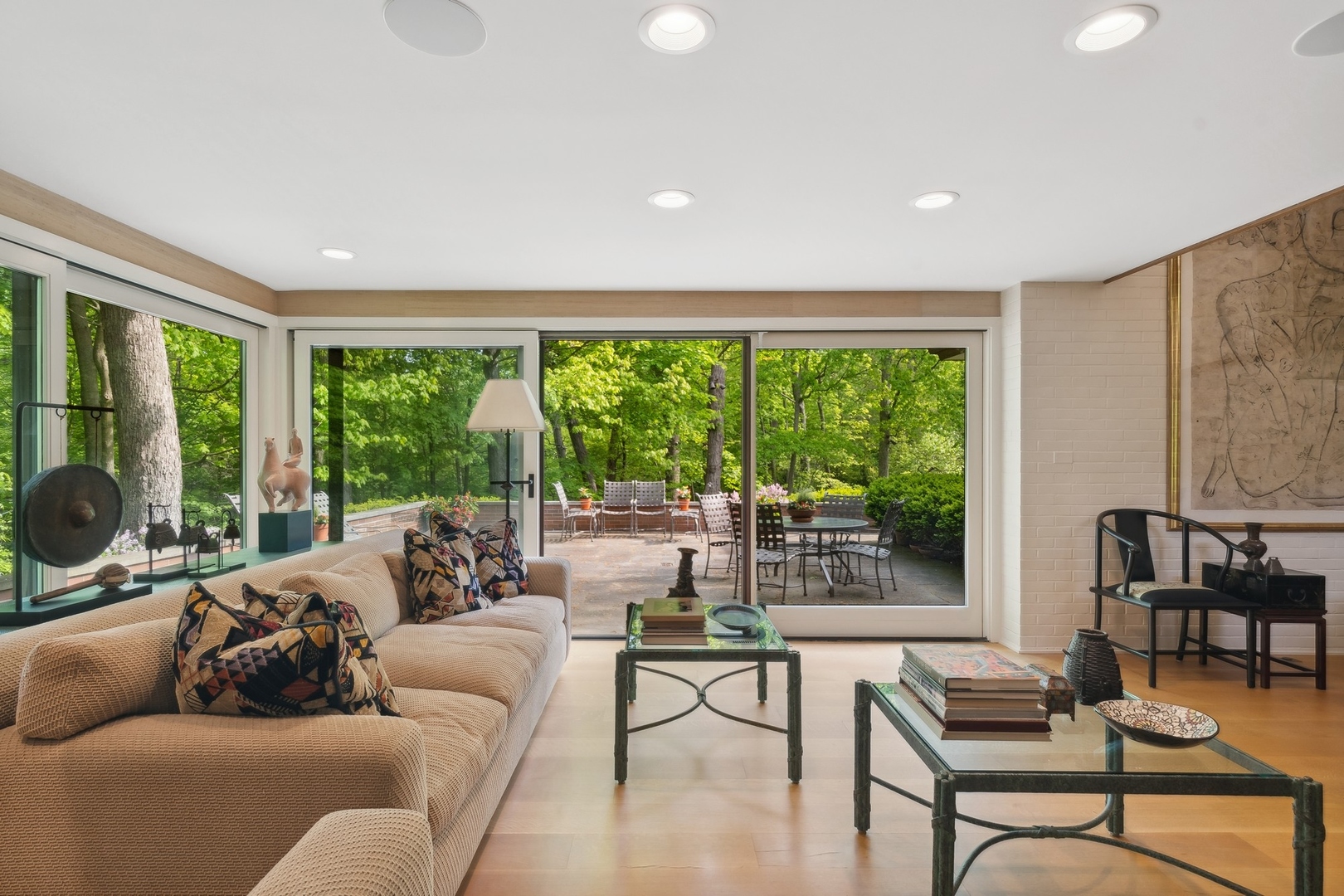 195 Franklin Road Glencoe, IL 60022 - Photo 8 of 33 a living room with furniture and a large window
