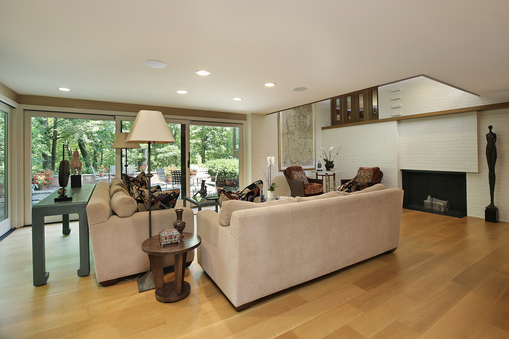 195 Franklin Road Glencoe, IL 60022 - Photo 9 of 33 a living room with furniture and a large window