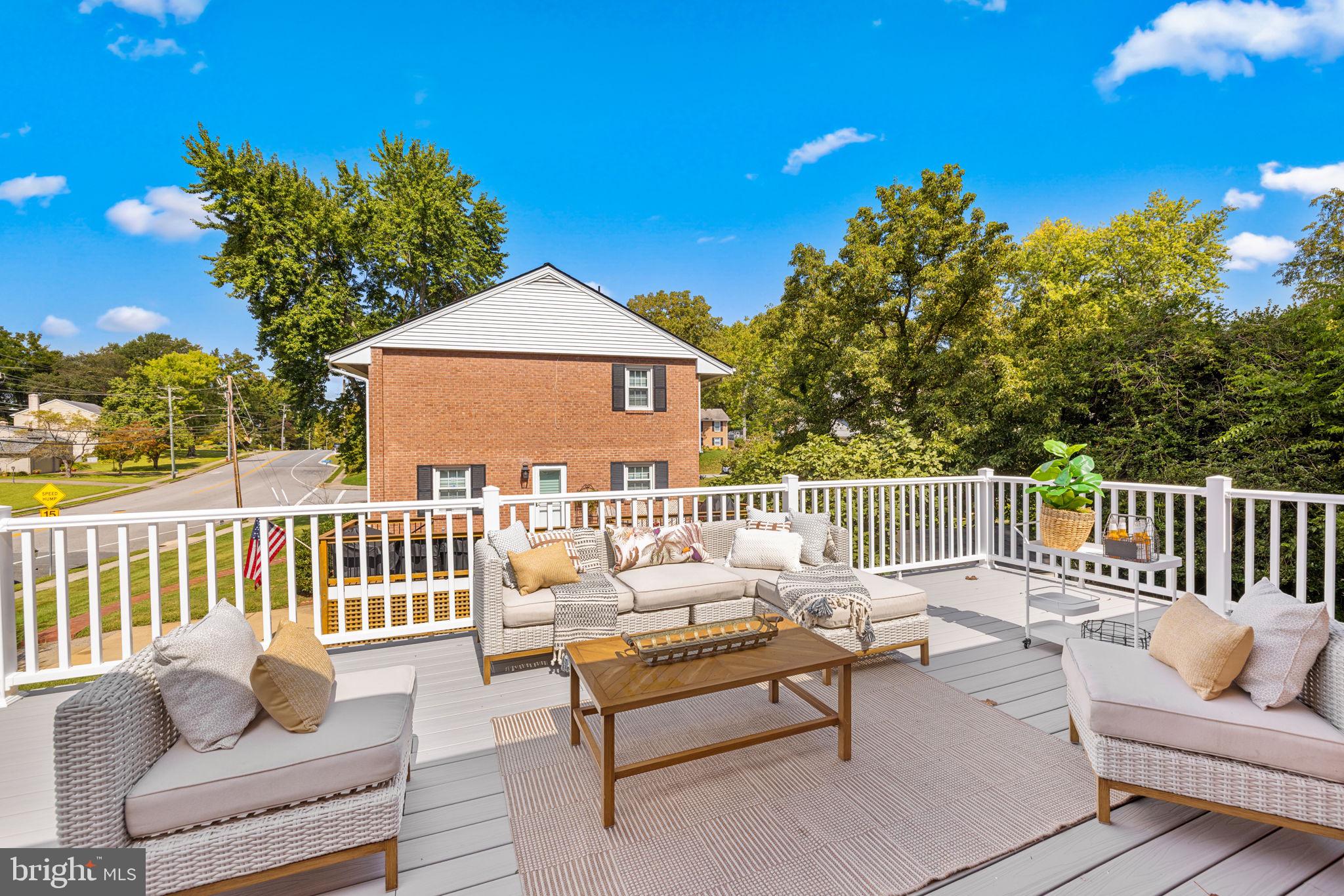 8415 Riverside Road Alexandria, VA 22308 - Photo 20 of 44 a balcony with couch and city view