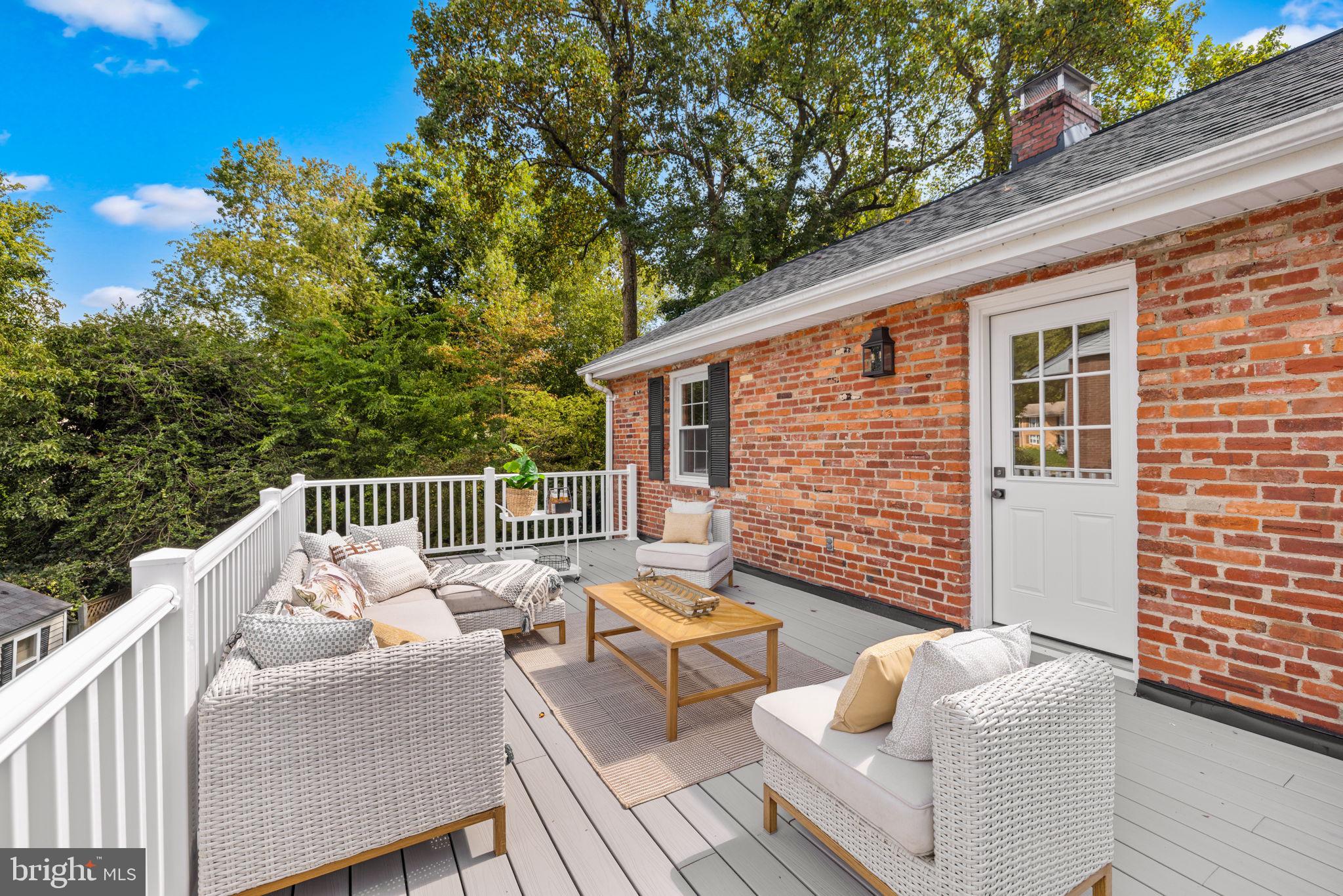 8415 Riverside Road Alexandria, VA 22308 - Photo 21 of 44 a view of balcony with couch