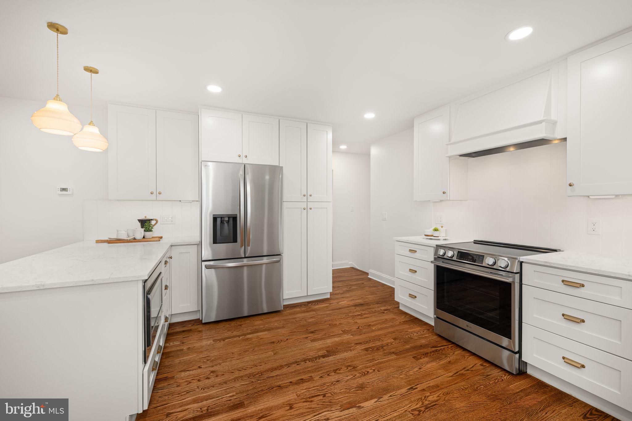 8415 Riverside Road Alexandria, VA 22308 - Photo 9 of 44 a kitchen with a stove a refrigerator and a sink