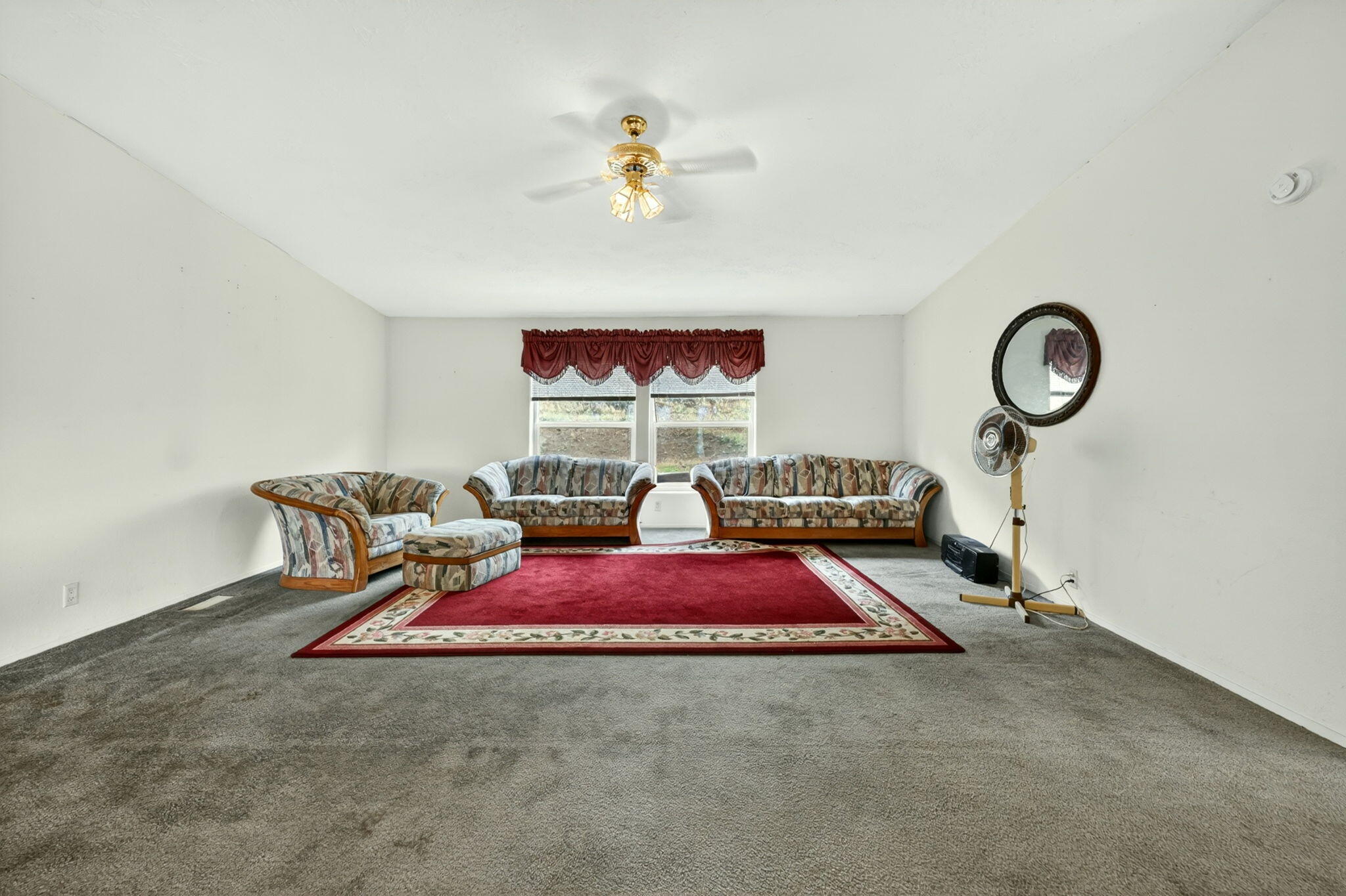 1374 West Linn Road Eagle Point, OR 97524 - Photo 19 of 45 Living room
