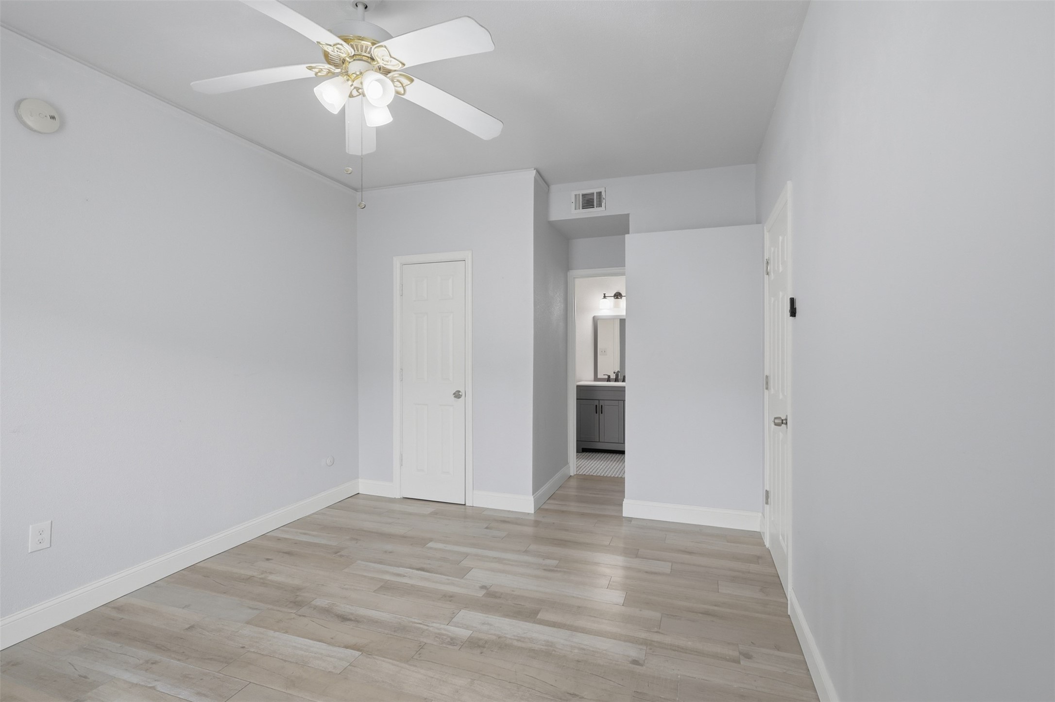 811 Threadneedle Street, Unit 287 Houston, TX 77079 - Photo 8 of 16 Primary suite offering generous space and a relaxing retreat.