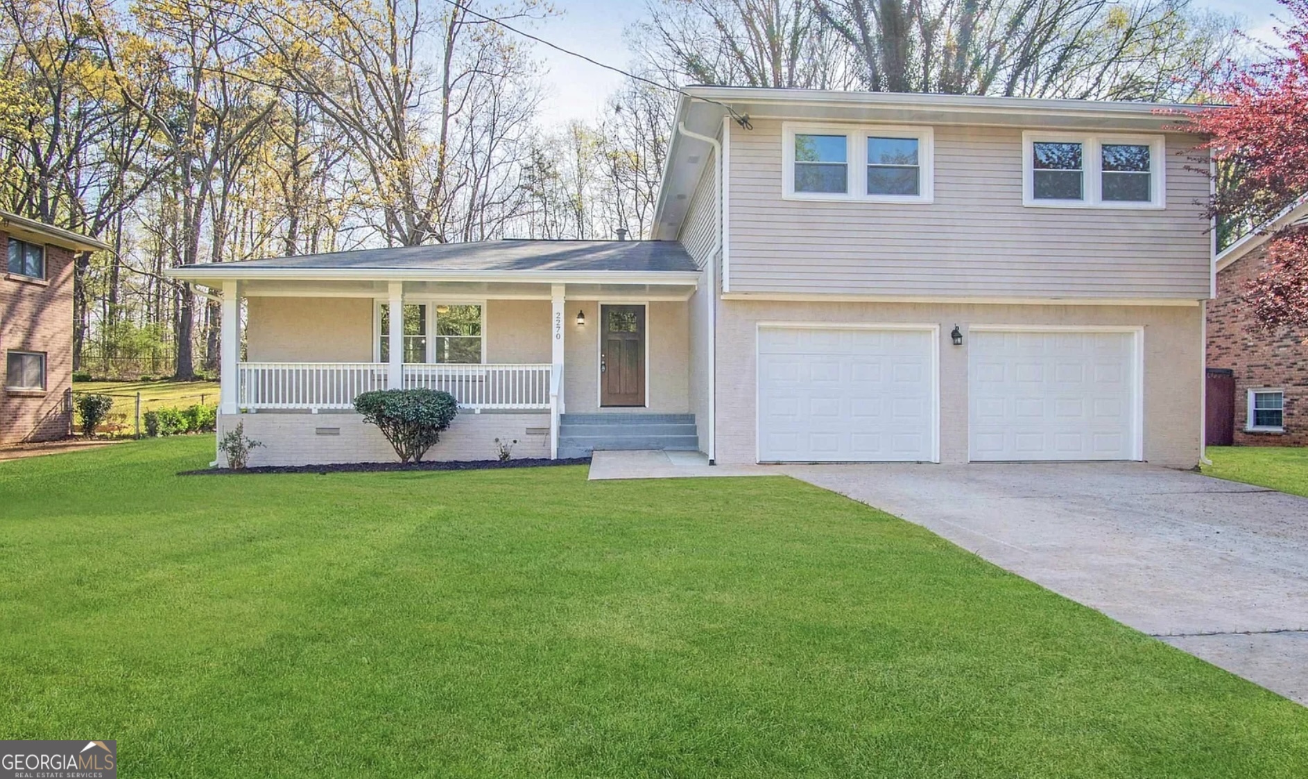 a view of a house with a backyard