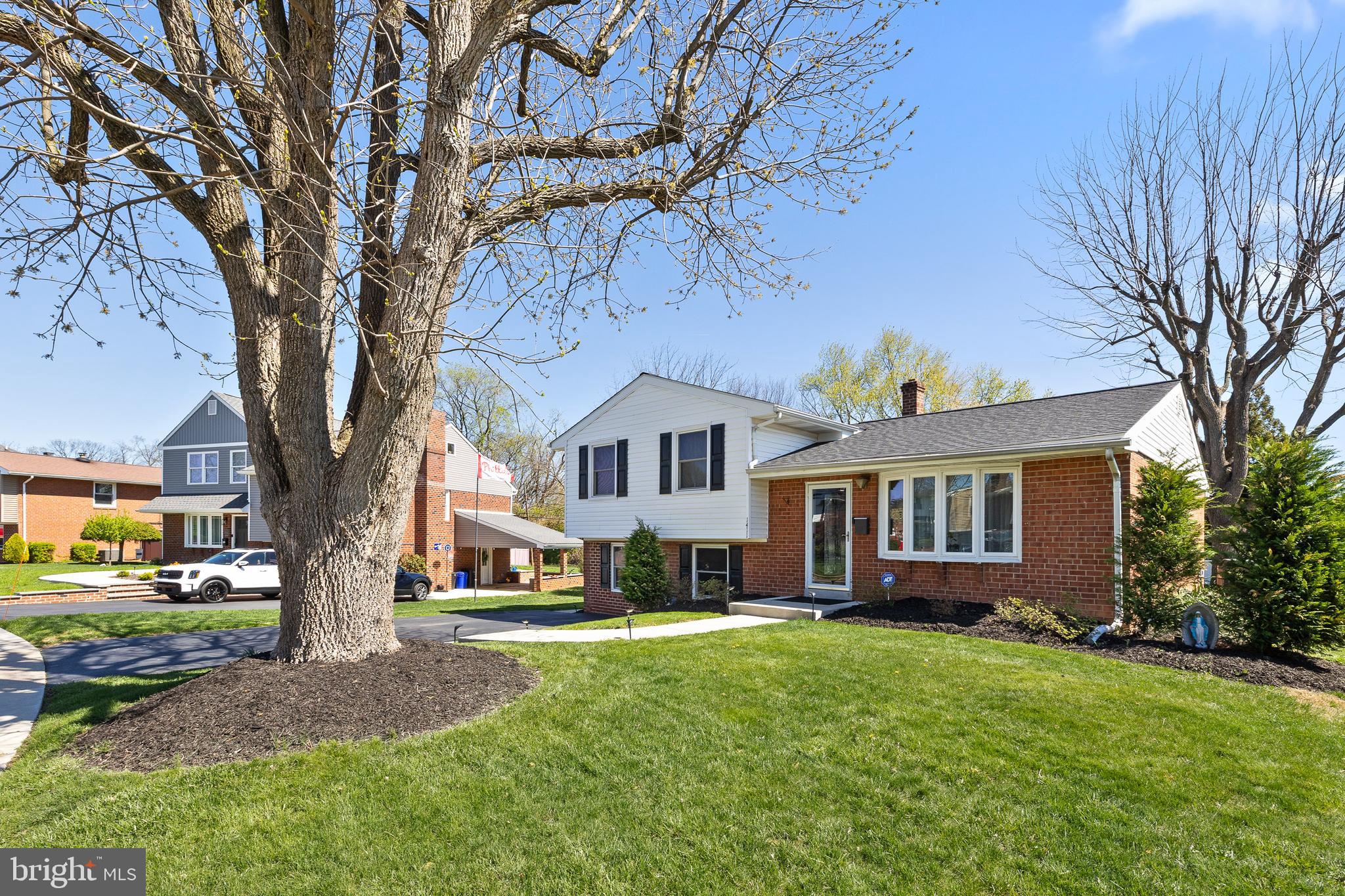 1411 Sandwood Road Conshohocken, PA 19428 - Photo 4 of 33 Mature landscaping