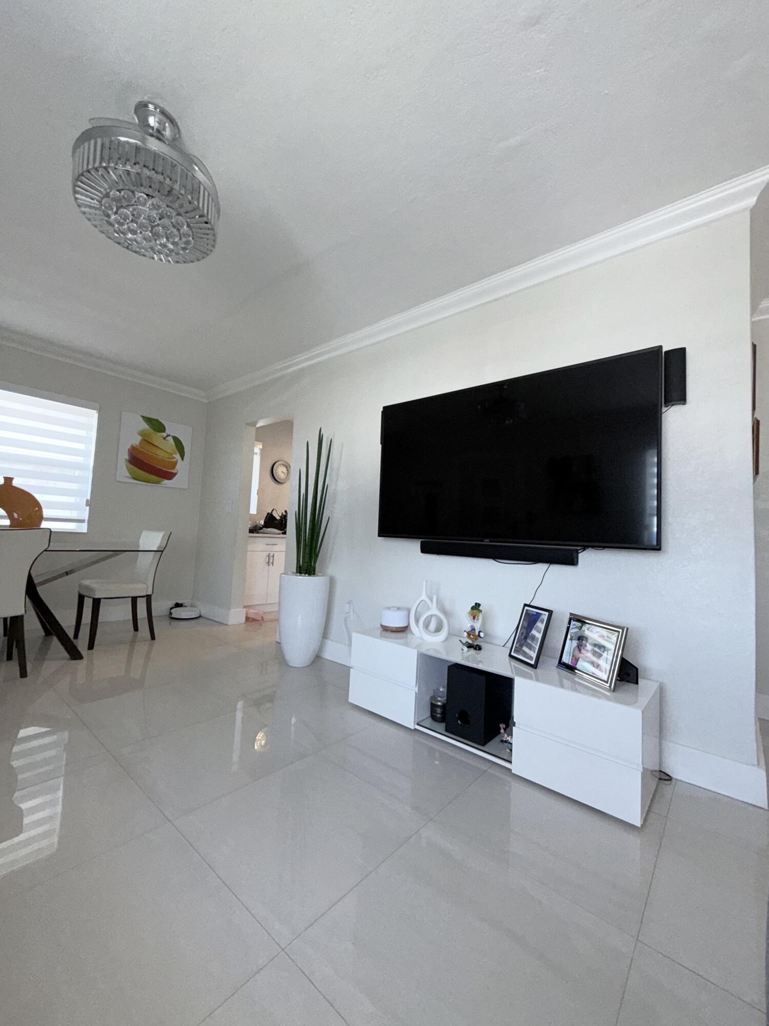 9235 Southwest 41st Street Miami, FL 33165 - Photo 12 of 63 IMG_8020