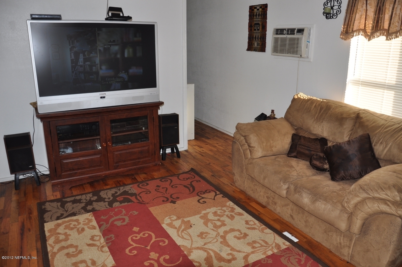 3044 Jones Road Jacksonville, FL 32220 - Photo 26 of 44 Living Room Single Wide