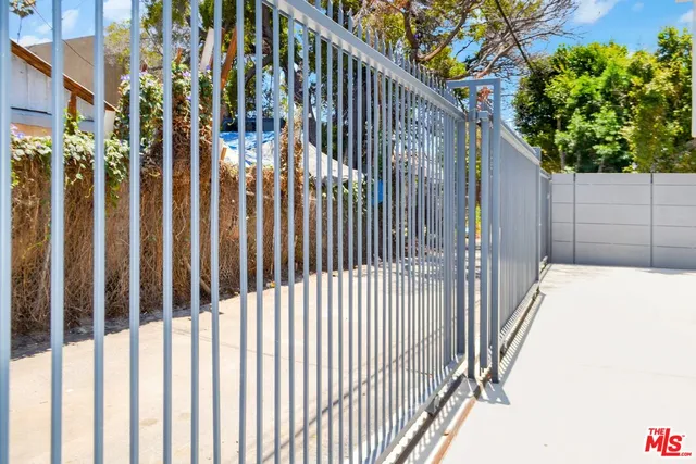 $2,400 | 1444 South Cochran Avenue, Unit 3, Los Angeles, CA 90019