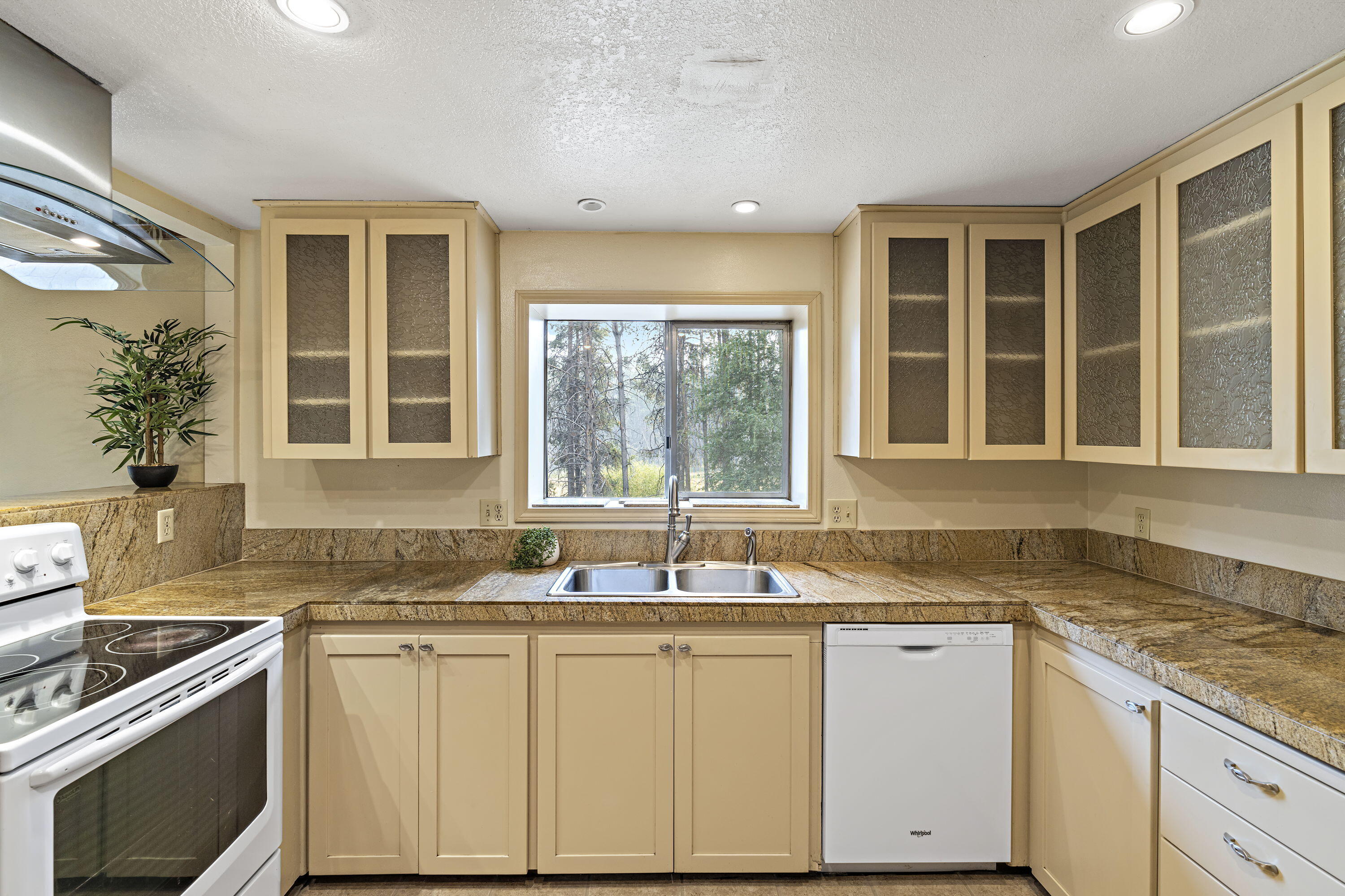 17315 Elsinore Road Bend, OR 97707 - Photo 10 of 41 10. Kitchen