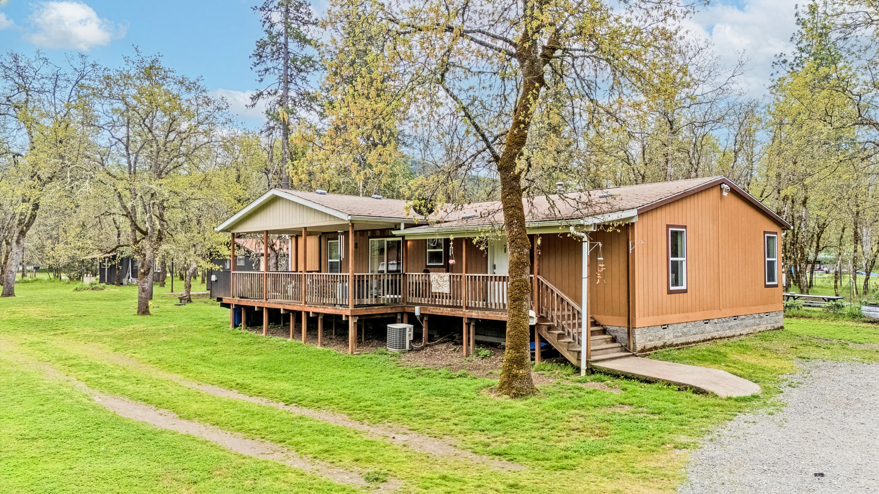 360 Lamont Way Cave Junction, OR 97523 - Photo 3 of 31