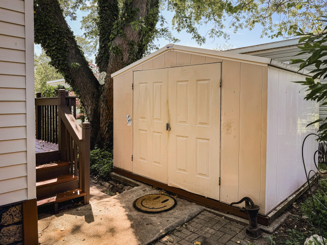 38569 North Sheridan Road, Unit 390 Beach Park, IL 60099 - Photo 26 of 28 a backyard of a house