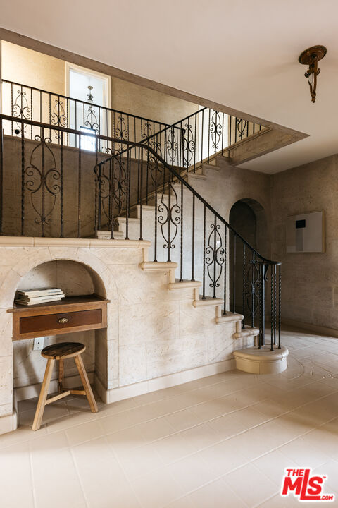 3681 Fairland Boulevard View Park, CA 90043 - Photo 14 of 54 a view of entryway and hall