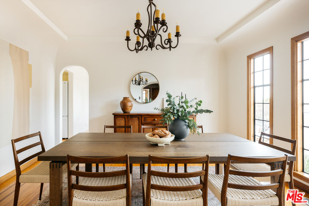 3681 Fairland Boulevard View Park, CA 90043 - Photo 19 of 54 a dining room with furniture and window