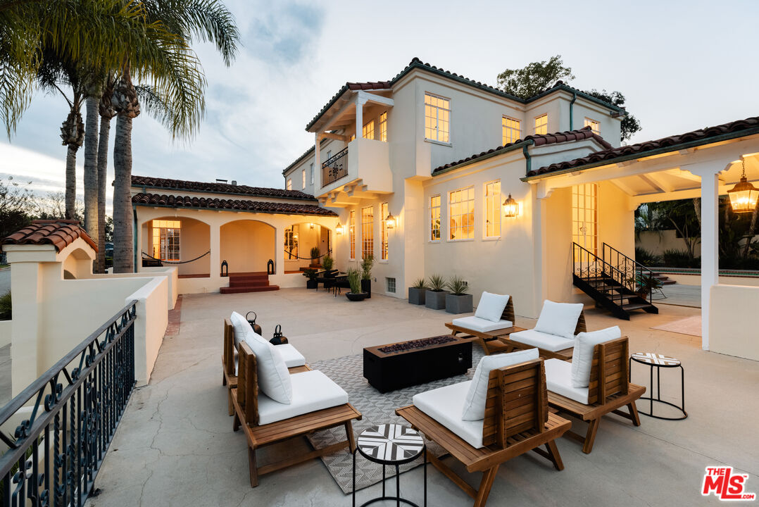 3681 Fairland Boulevard View Park, CA 90043 - Photo 2 of 54 a view of a patio with table and chairs with wooden floor and fence