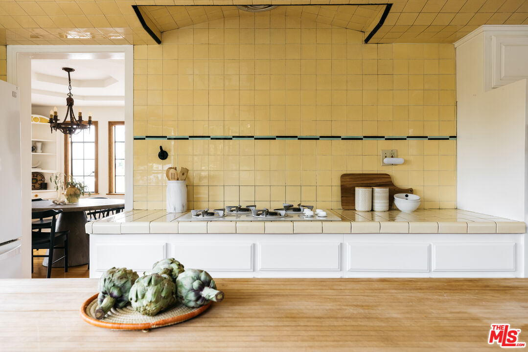 3681 Fairland Boulevard View Park, CA 90043 - Photo 27 of 54 a view of a kitchen with kitchen island a sink and a counter top space