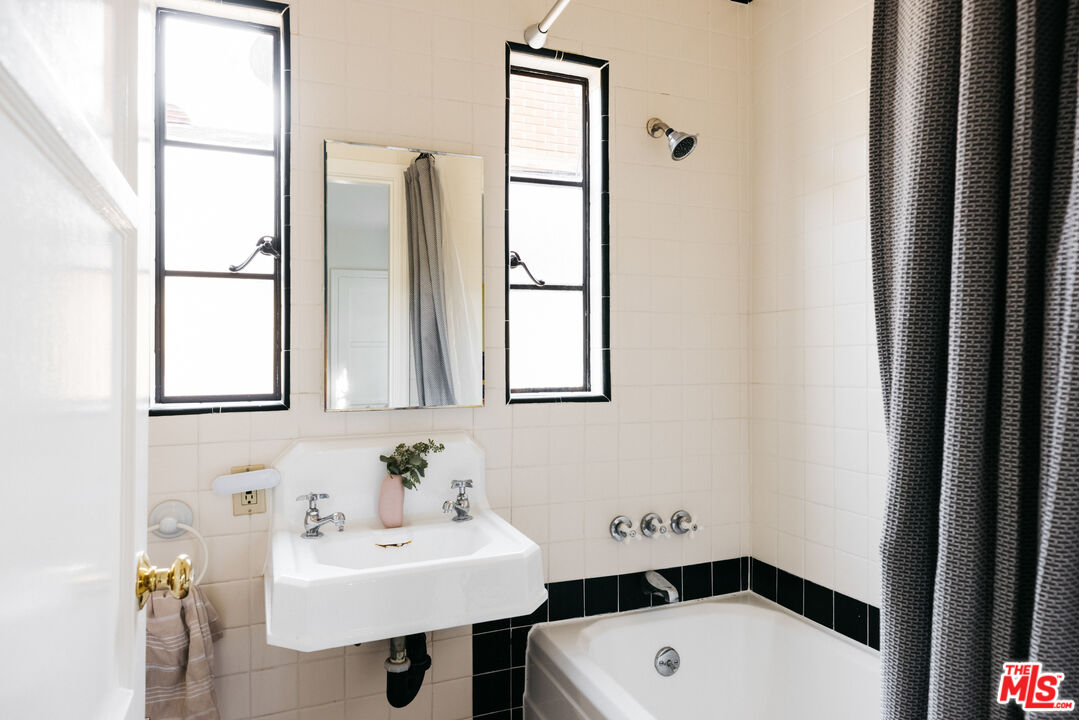 3681 Fairland Boulevard View Park, CA 90043 - Photo 32 of 54 a bathroom with a sink a toilet and a mirror