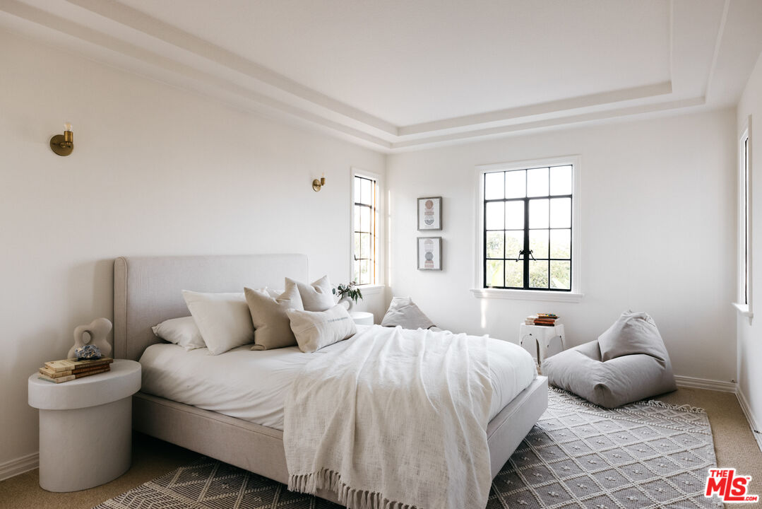 3681 Fairland Boulevard View Park, CA 90043 - Photo 34 of 54 a bedroom with double bed and a window