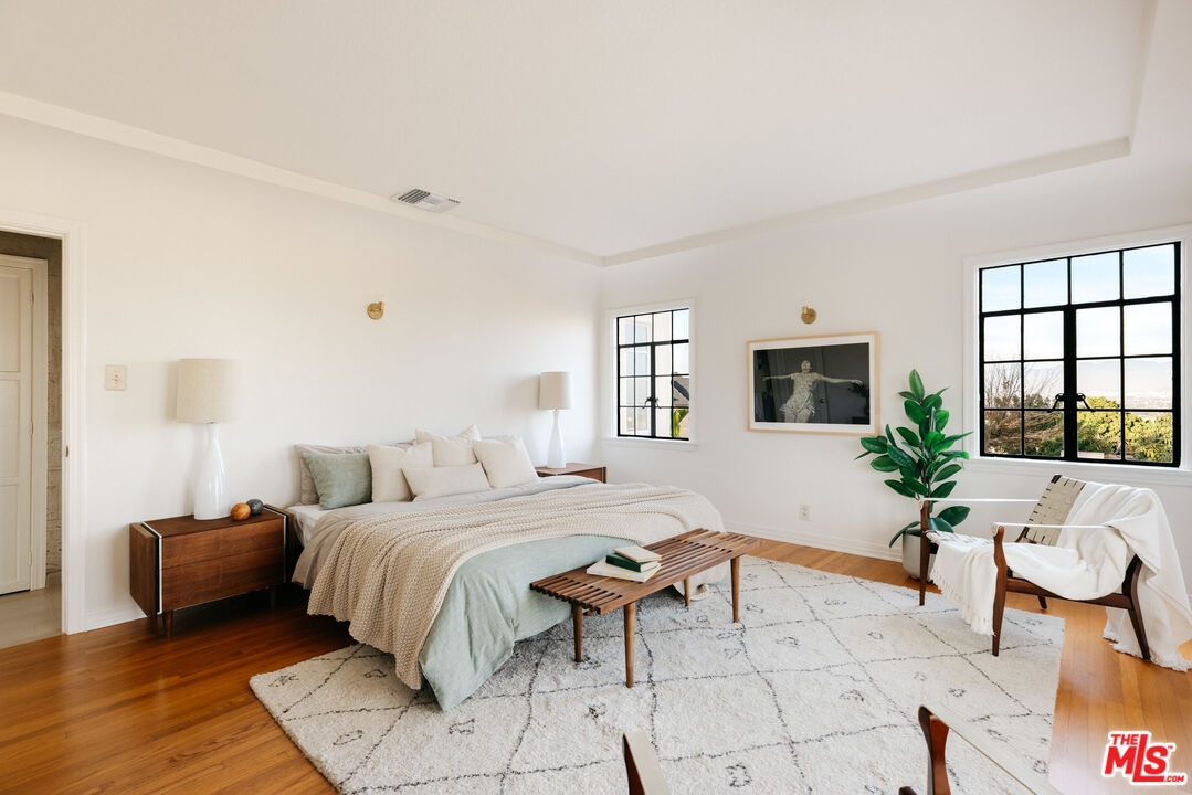 3681 Fairland Boulevard View Park, CA 90043 - Photo 38 of 54 a bedroom with a bed a mirror and a window