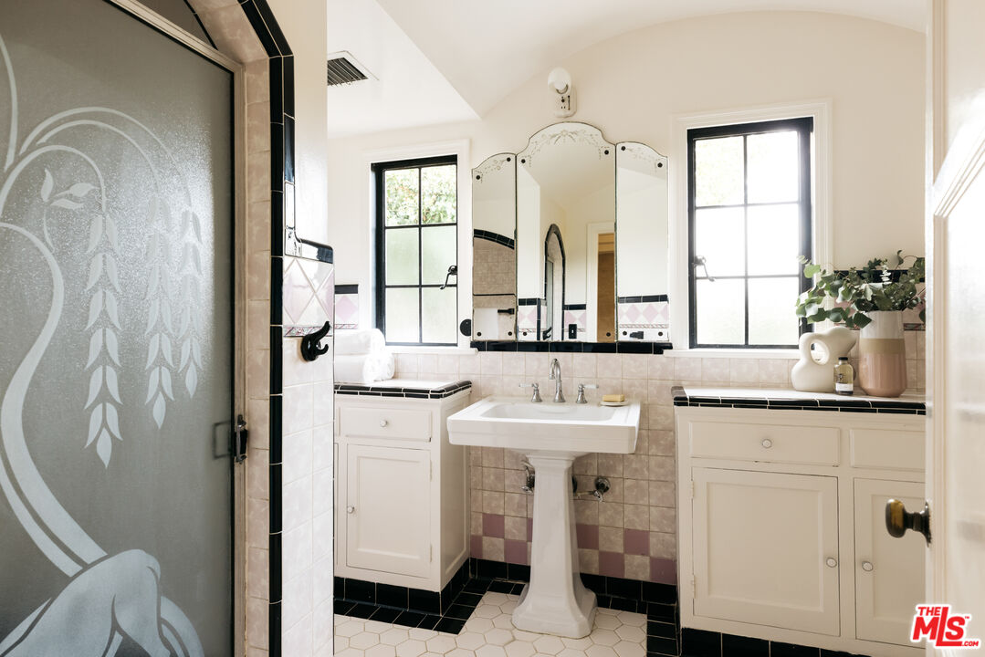3681 Fairland Boulevard View Park, CA 90043 - Photo 40 of 54 a bathroom with a sink and a mirror
