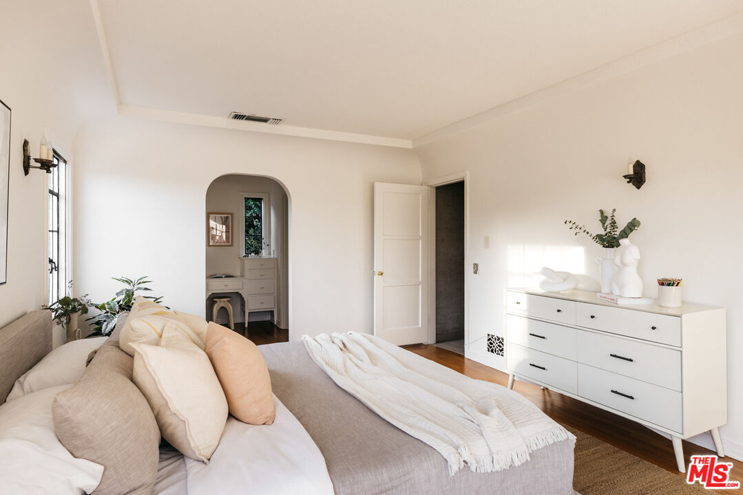 3681 Fairland Boulevard View Park, CA 90043 - Photo 44 of 54 a bedroom with a bed and a dresser