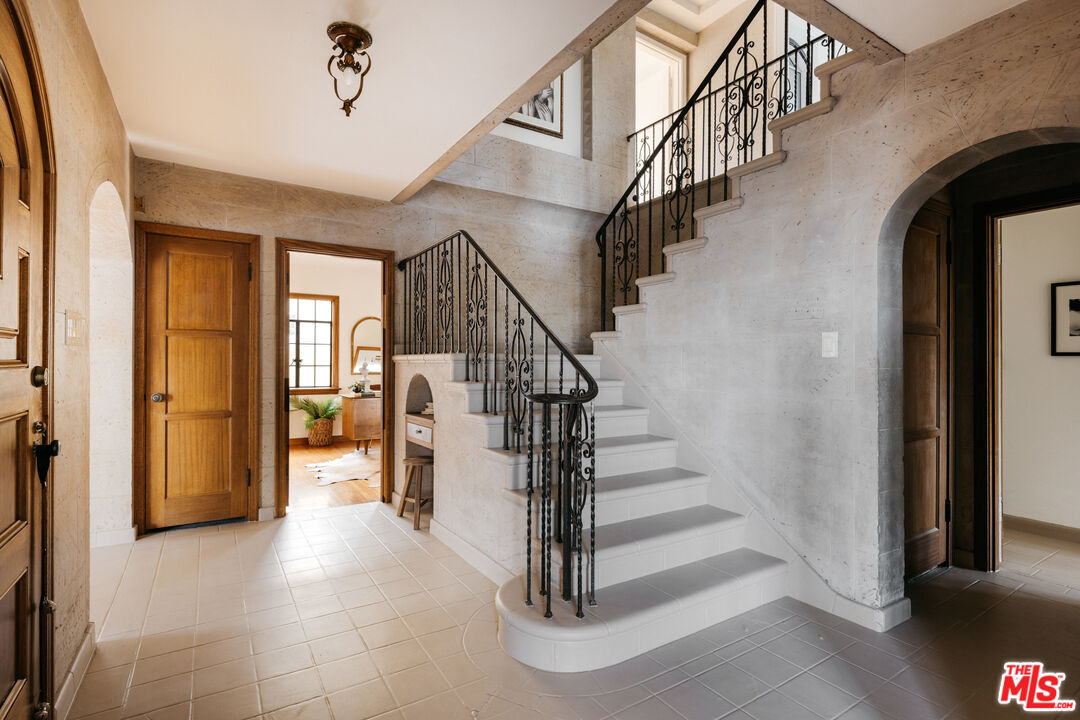 3681 Fairland Boulevard View Park, CA 90043 - Photo 5 of 54 a view of entryway and hall with hallway