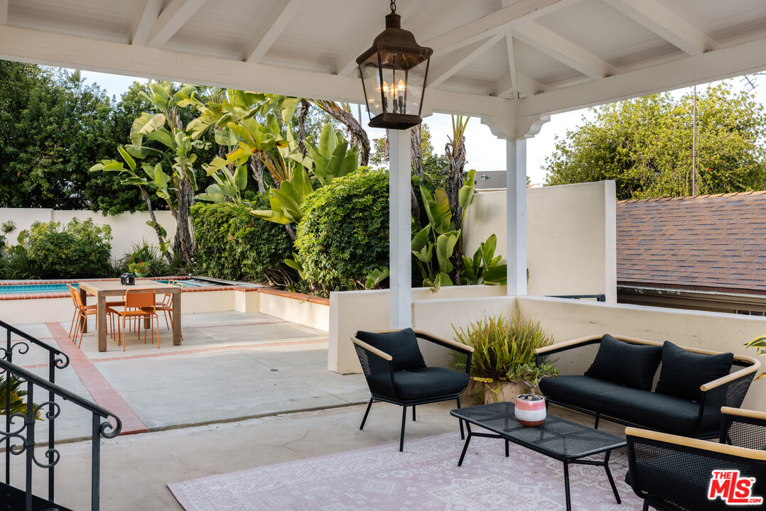 3681 Fairland Boulevard View Park, CA 90043 - Photo 51 of 54 a view of a chairs and table in the patio