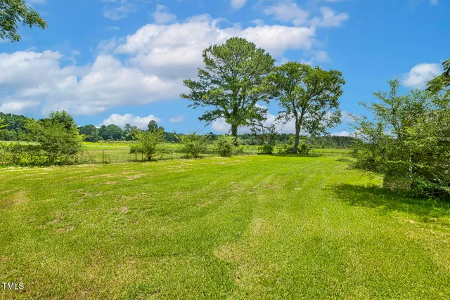 a view of a house with backyard and garden