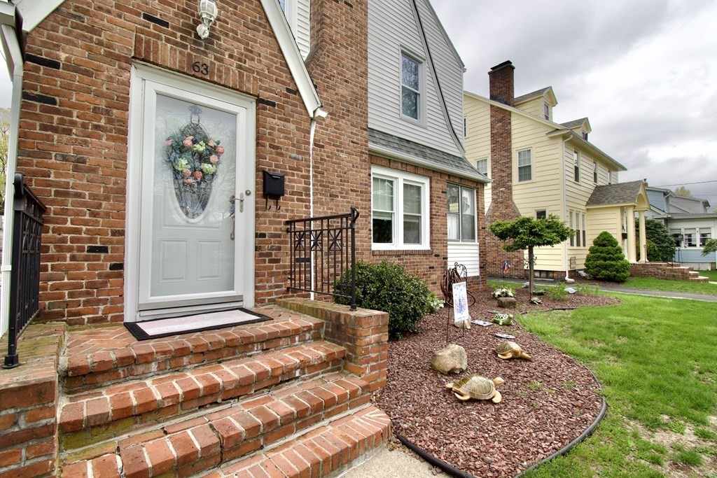 63 Gillette Avenue Springfield, MA 01118 - Photo 2 of 29 Gallery Image 2