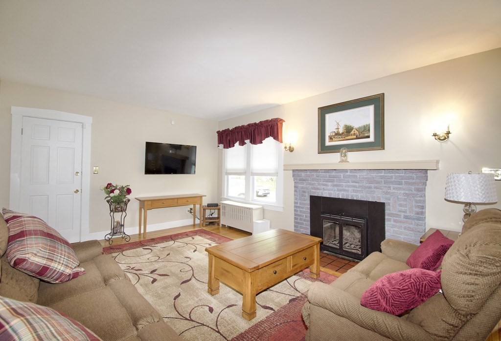 63 Gillette Avenue Springfield, MA 01118 - Photo 3 of 29 Gallery Image 3