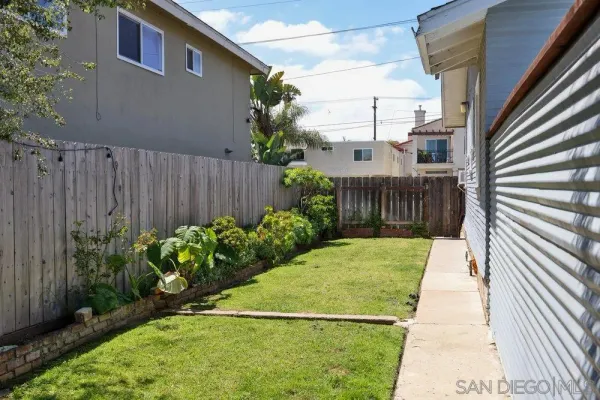 a view of a backyard with pathway