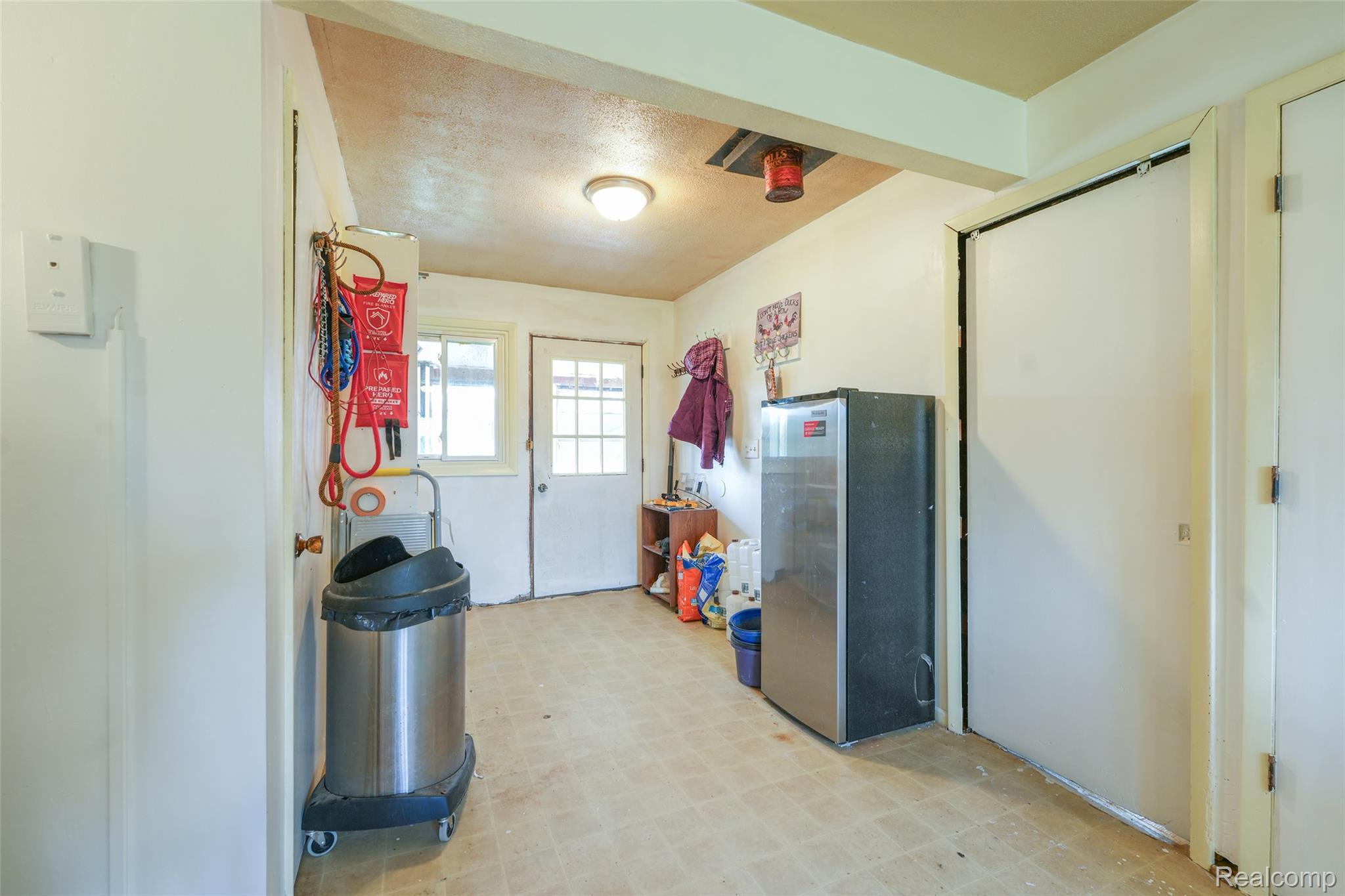 5704 Crandall Road Howell, MI 48855 - Photo 11 of 18 Entry / Kitchen area