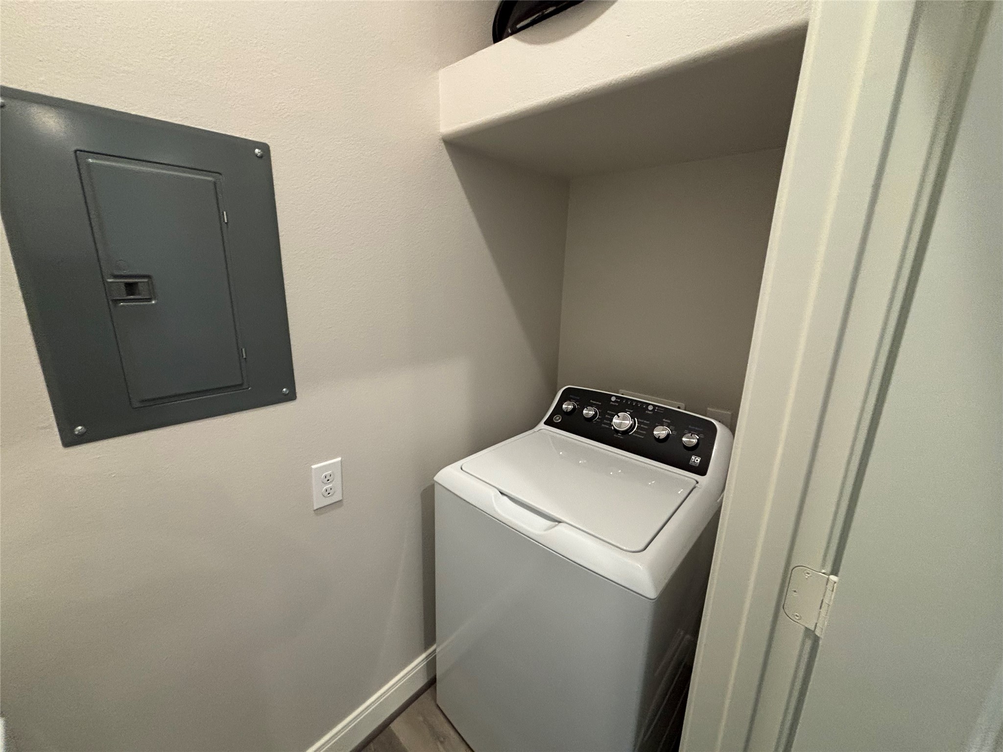 504 Nursery Road, Unit 1107 The Woodlands, TX 77380 - Photo 19 of 31 a utility room with dryer and washer